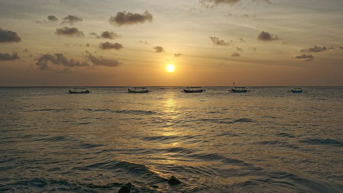 バリの海に沈む夕日と沖に浮かぶ船