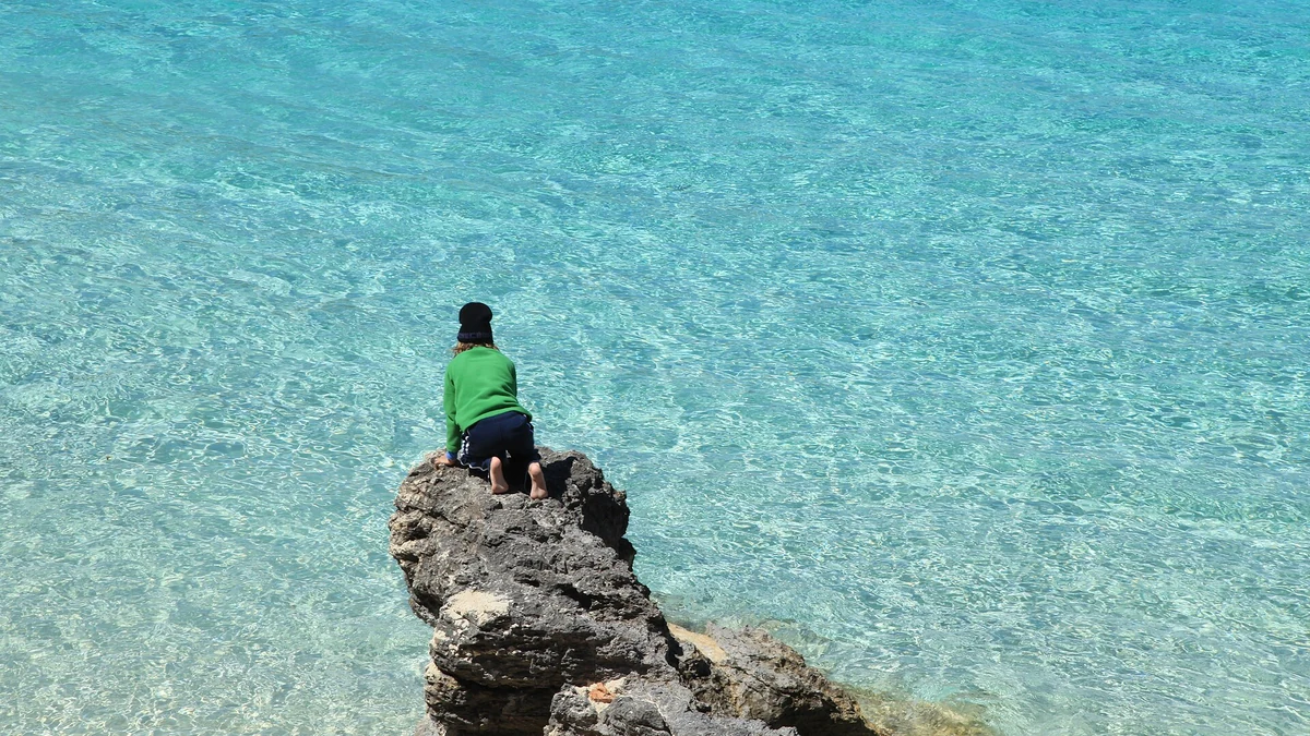 コミノ島のブルーラグーンの澄んだ海と岩場