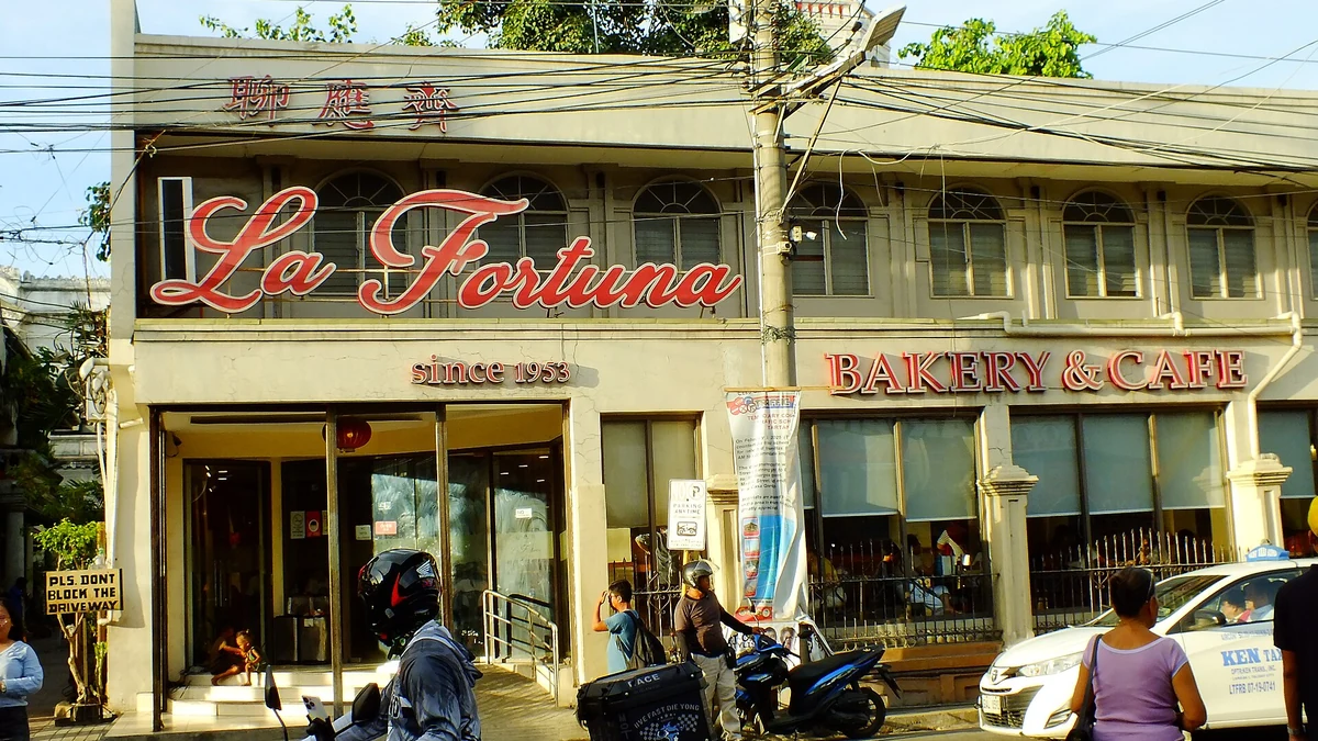 セブ市内にあるベーカリーカフェの店先