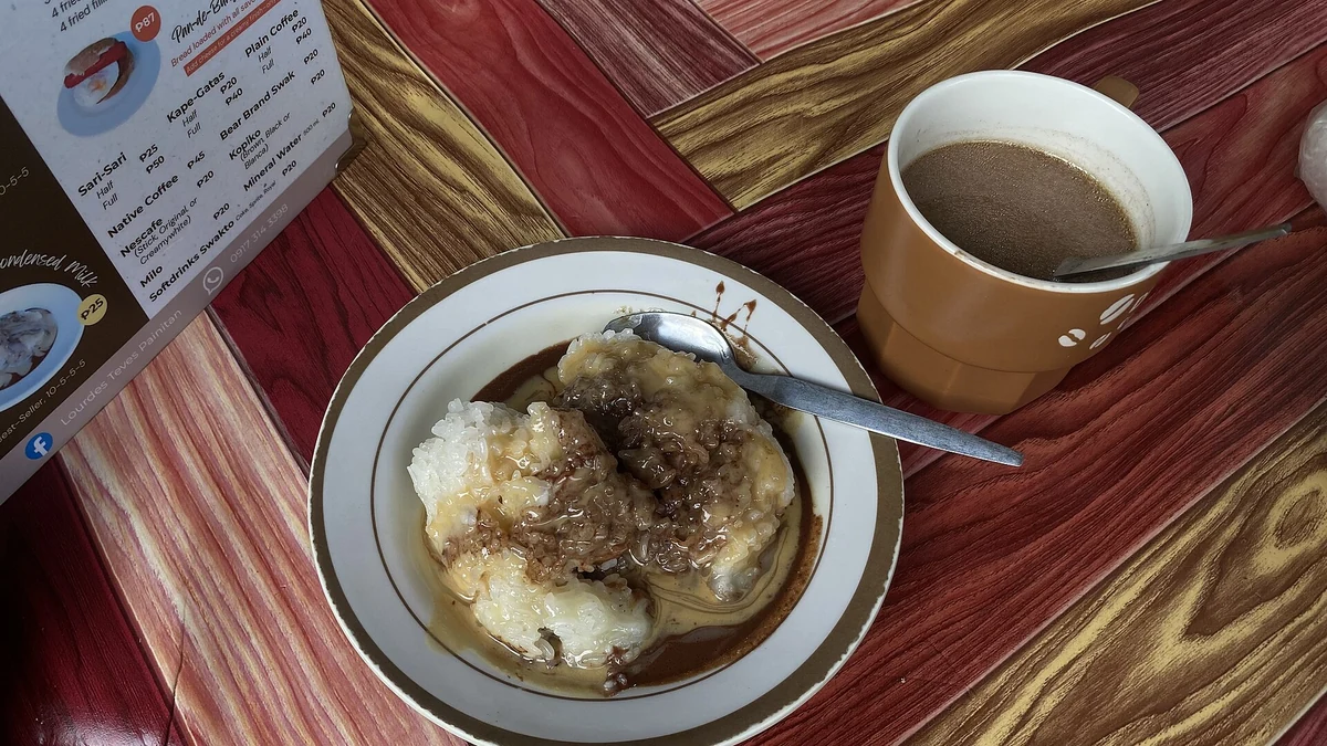 セブで出される朝食の一皿とコーヒー