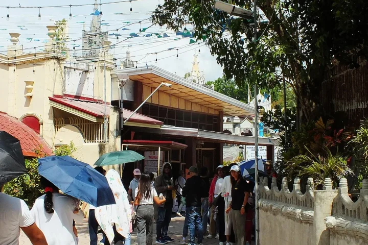 シマラ教会へ向かう参道と参拝者