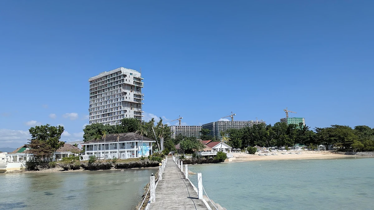 海に伸びる桟橋とリゾートの建物