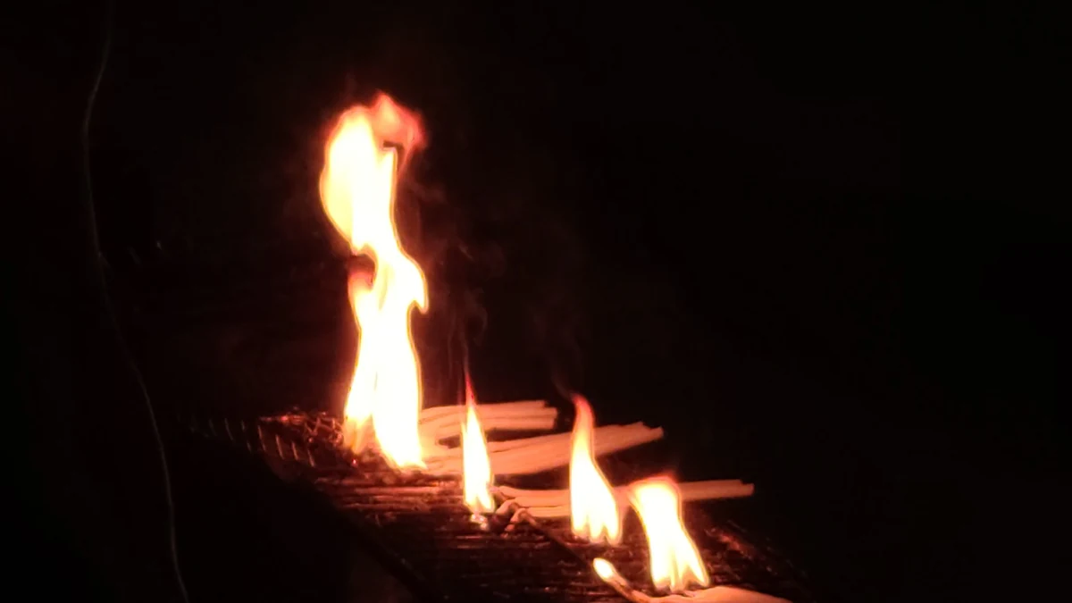 聖堂のろうそくを供える場所で燃える炎