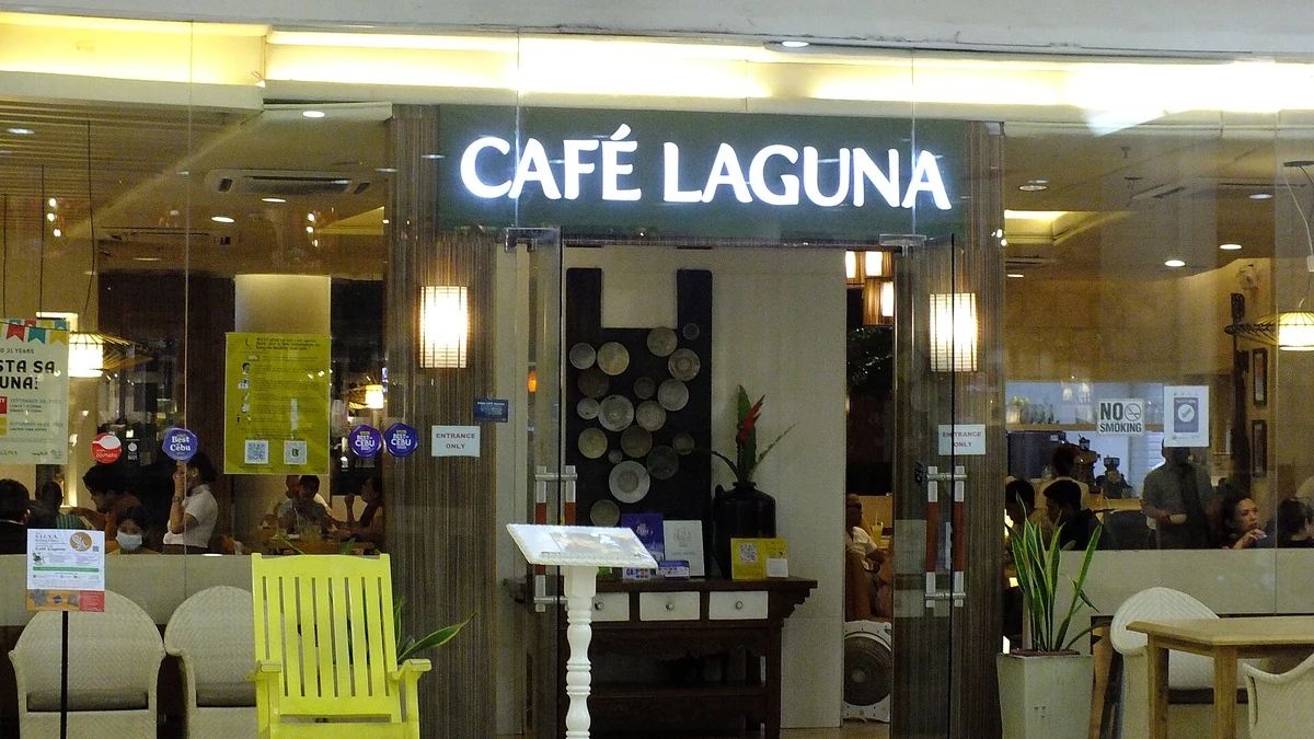 モール内にあるカフェの店頭と席