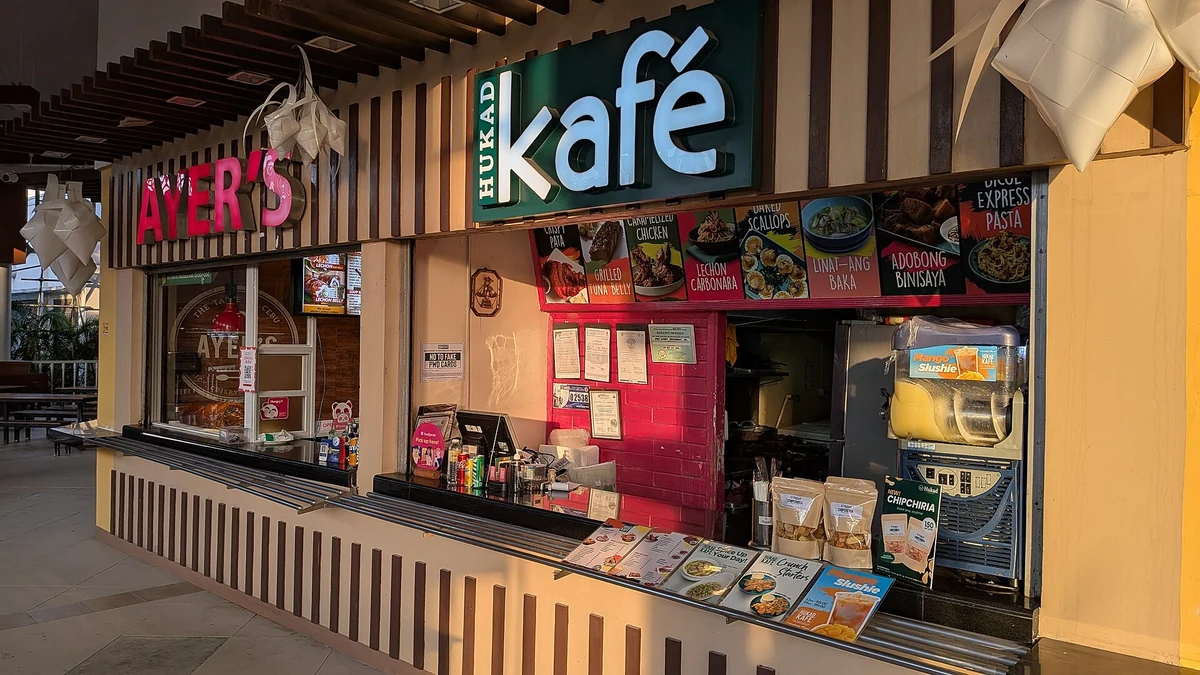 モール内に並ぶ飲食店の店頭