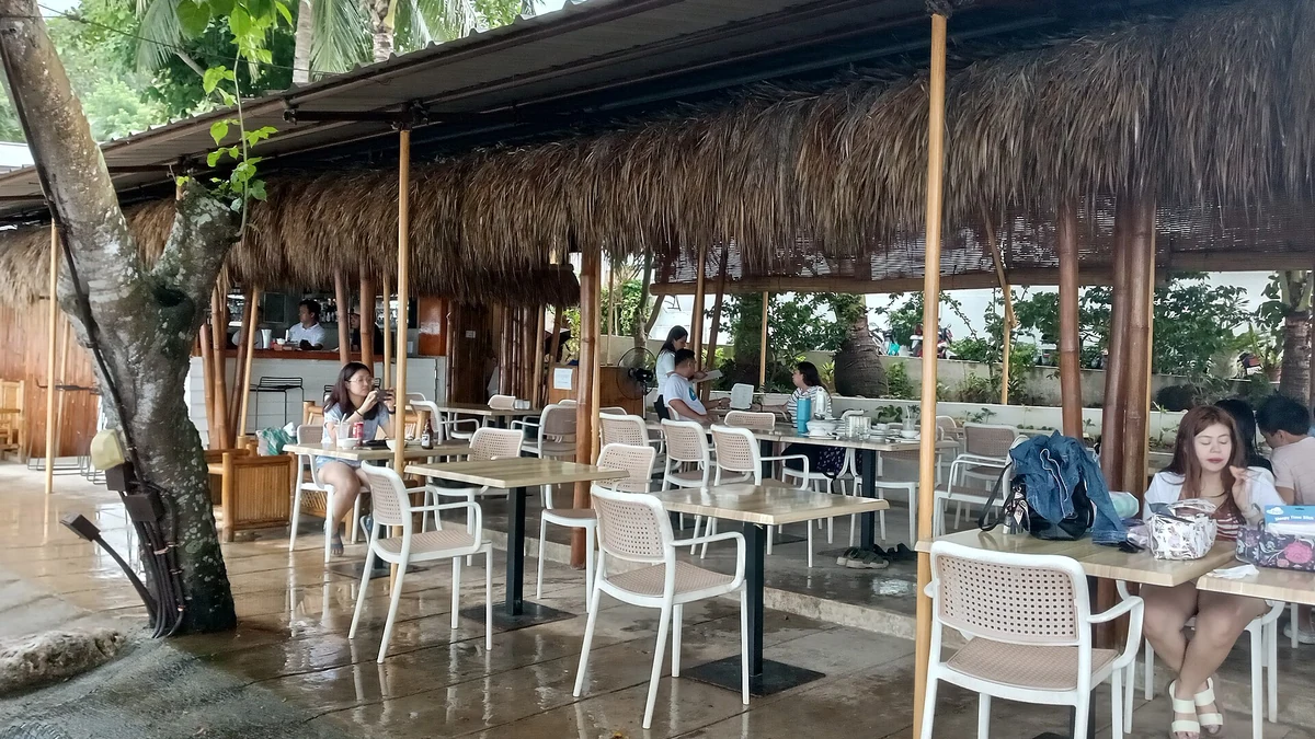 セブ北部の海辺にある屋根付きのカフェ席