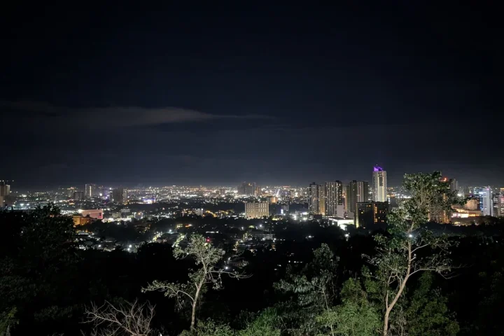 高台から見たセブ市街の夜景