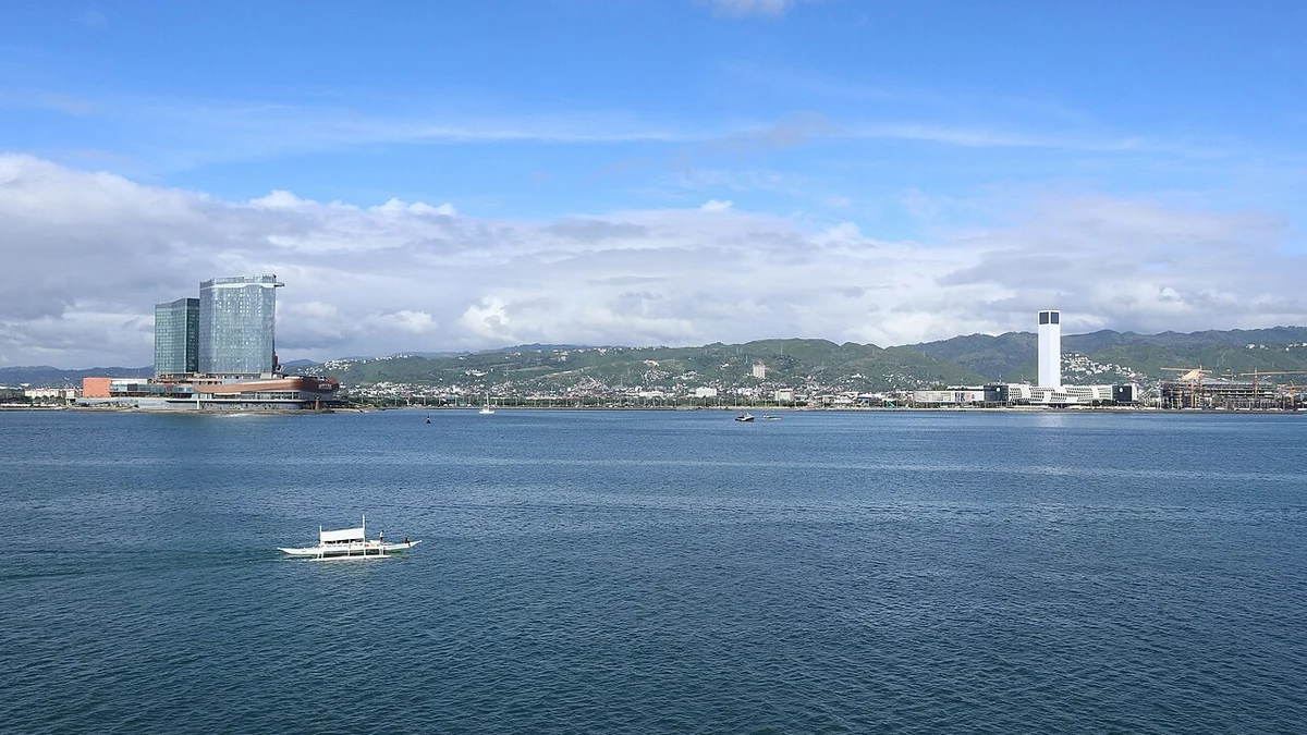 海越しに見るセブ市南部の埋立地の高層建築