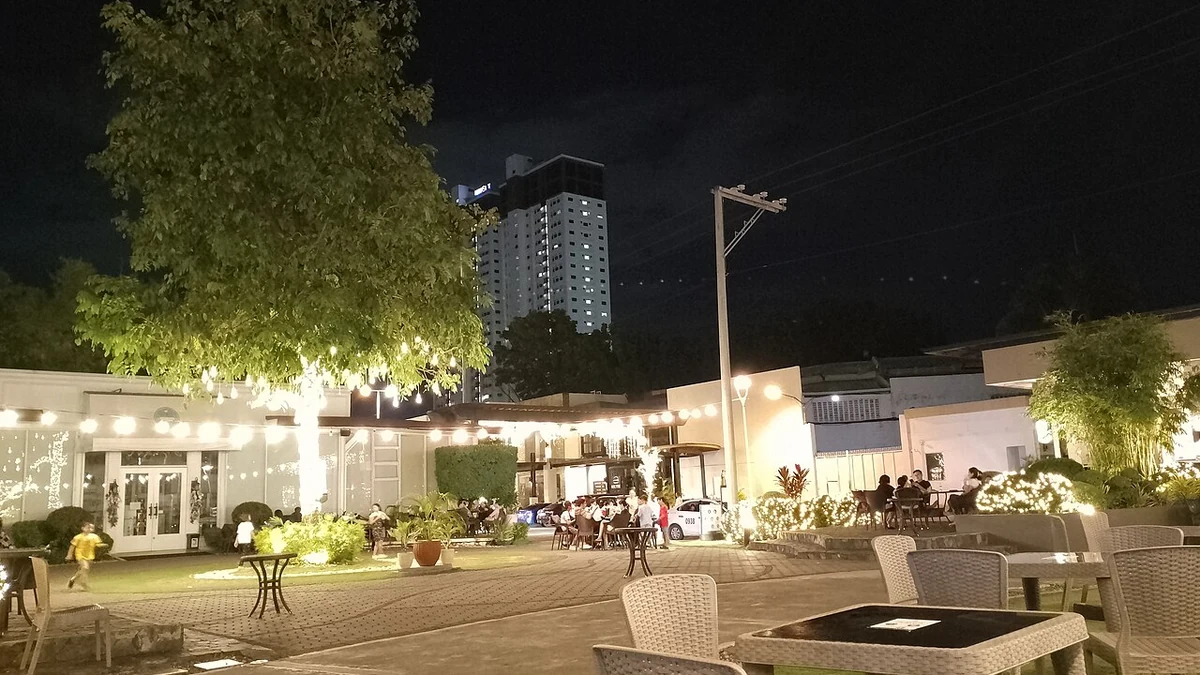 夜のオークリッジ・ビジネスパークの屋外席