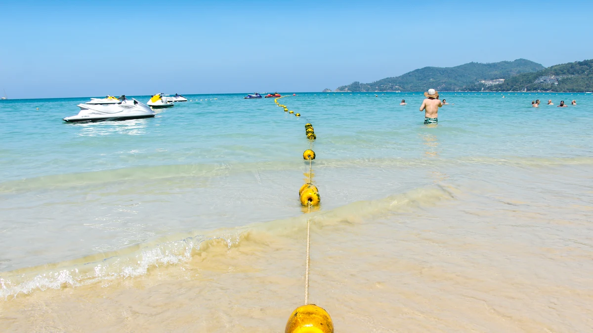 プーケットの浅瀬とジェットスキー