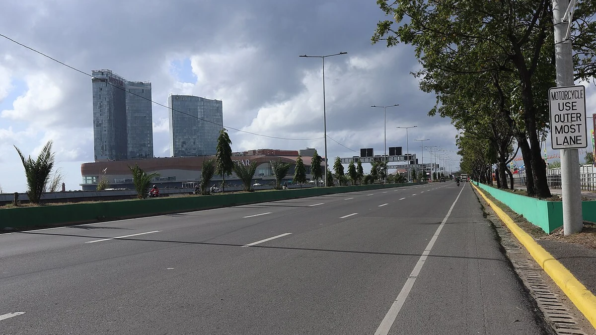 セブ市南部の埋立地を走る幹線道路