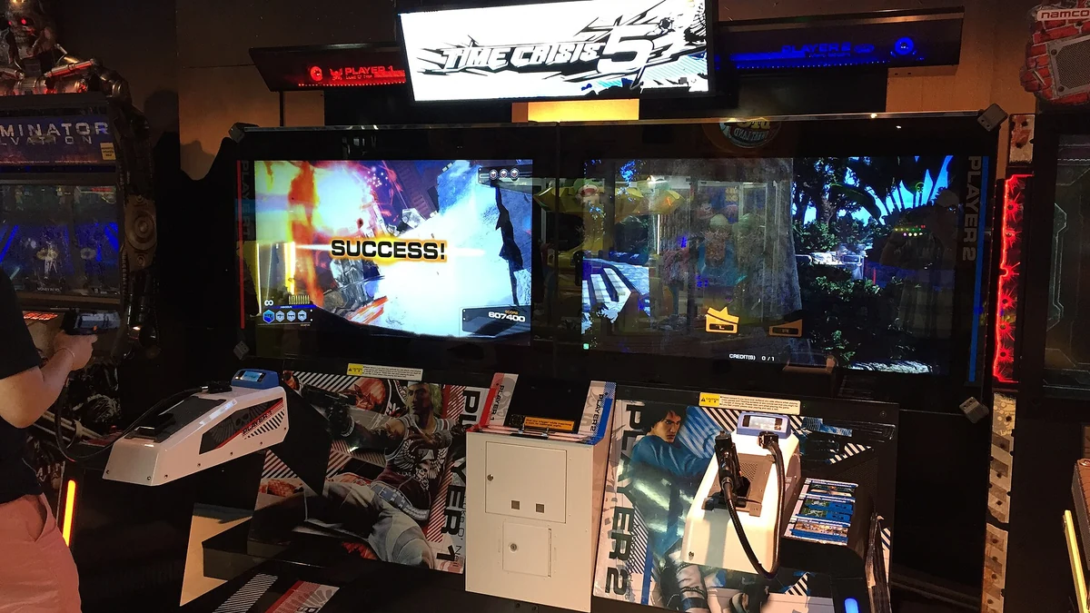 モール内のゲームセンターの筐体