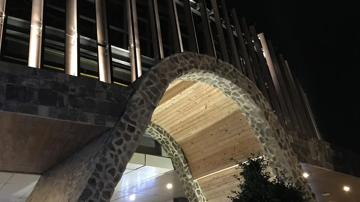 夜のトップス展望台の建物