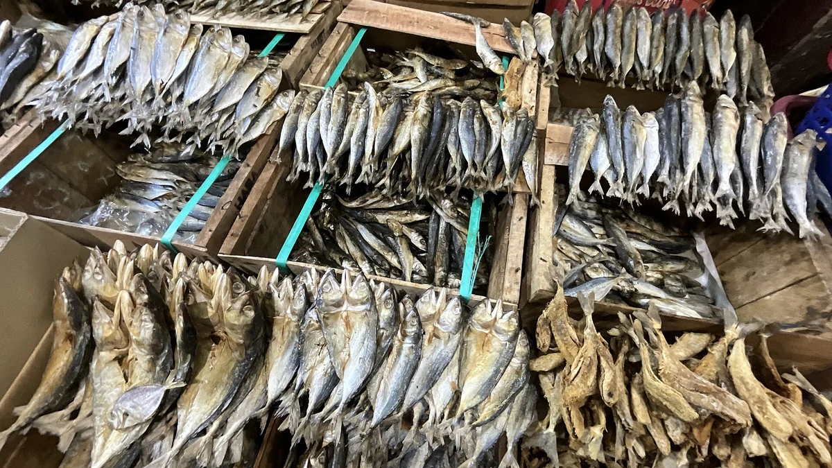 タボアン市場に並ぶ干物