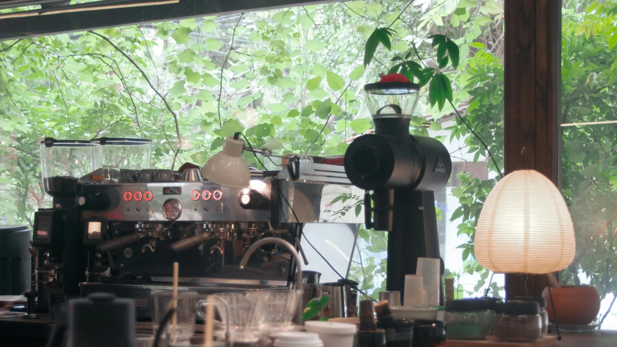 イメージ写真:カウンターのコーヒーと抽出機器