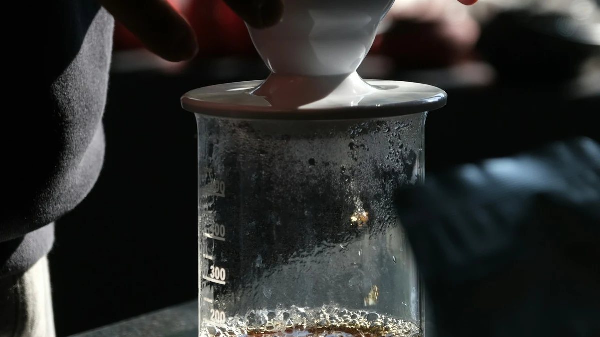 イメージ写真:ドリッパーとガラスの抽出容器