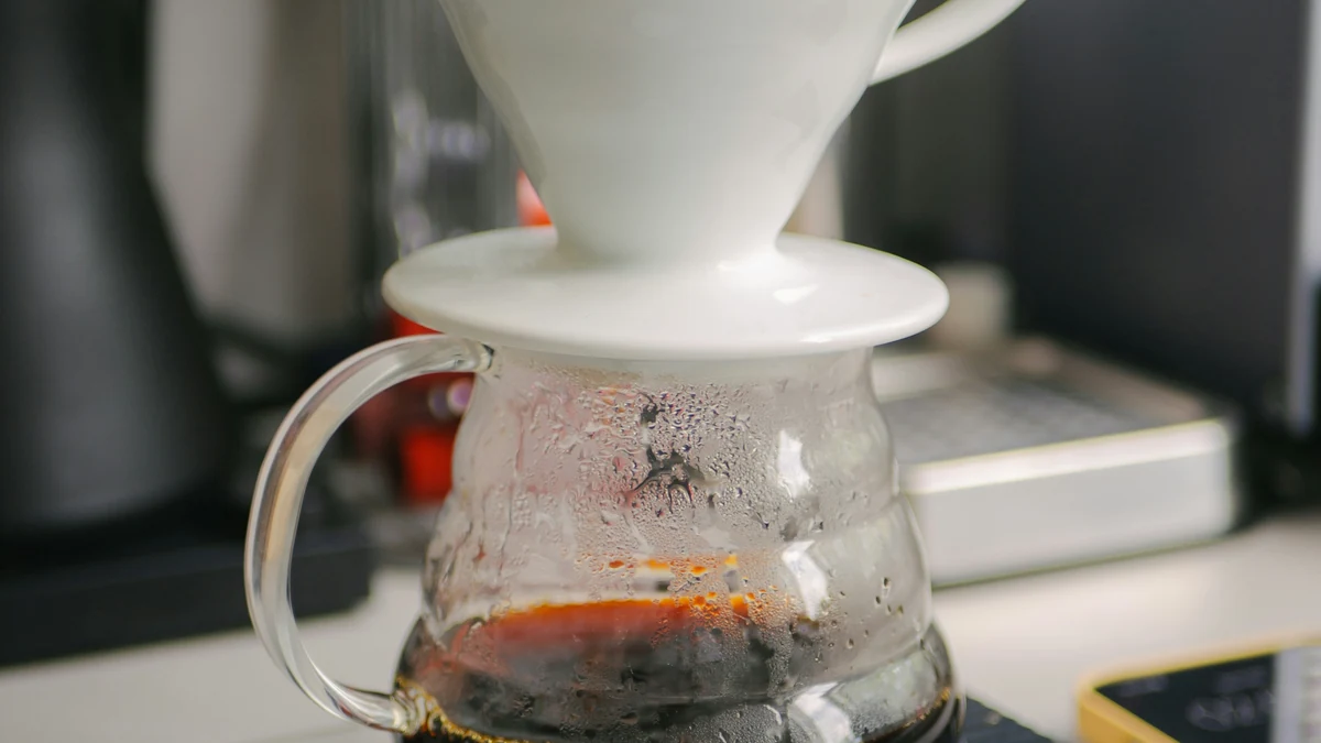 イメージ写真:ドリッパーで抽出するコーヒー