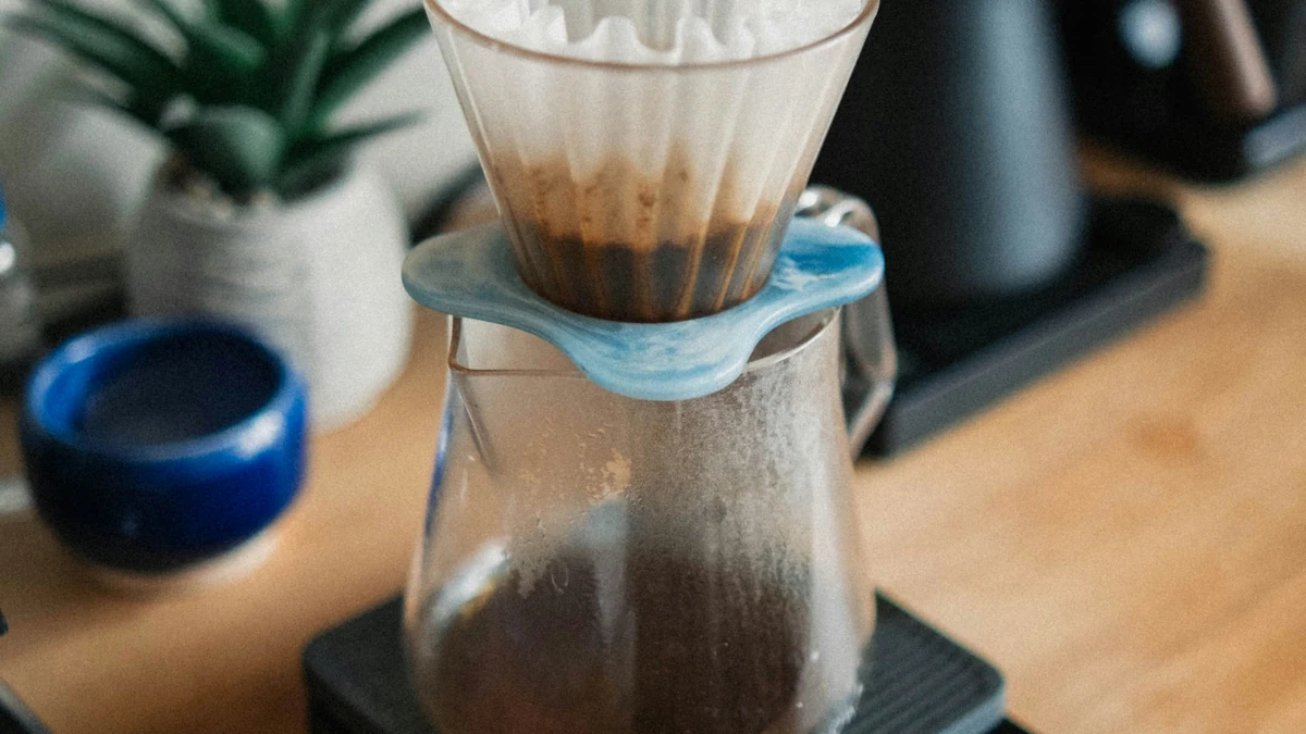イメージ写真:紙フィルターで抽出するコーヒー