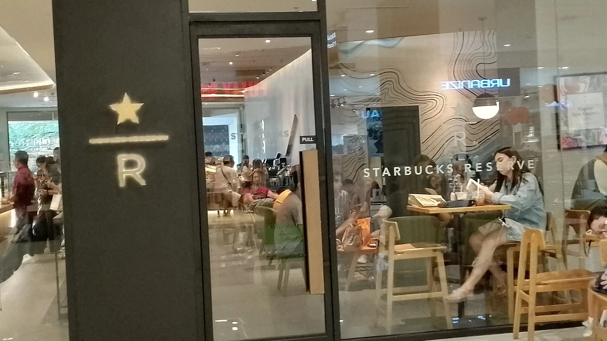 アヤラモール・セントラルブロックのStarbucks Reserve(2023年撮影)