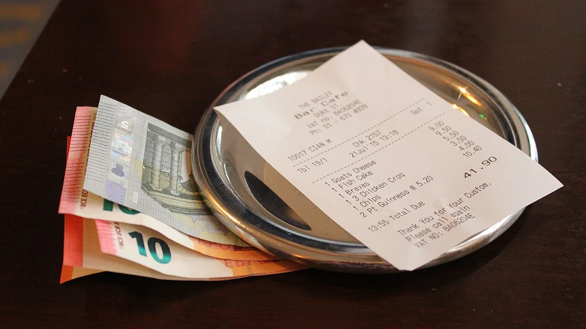 レストランの会計伝票と現金