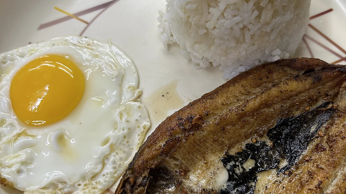 干物と目玉焼きとごはんの朝食