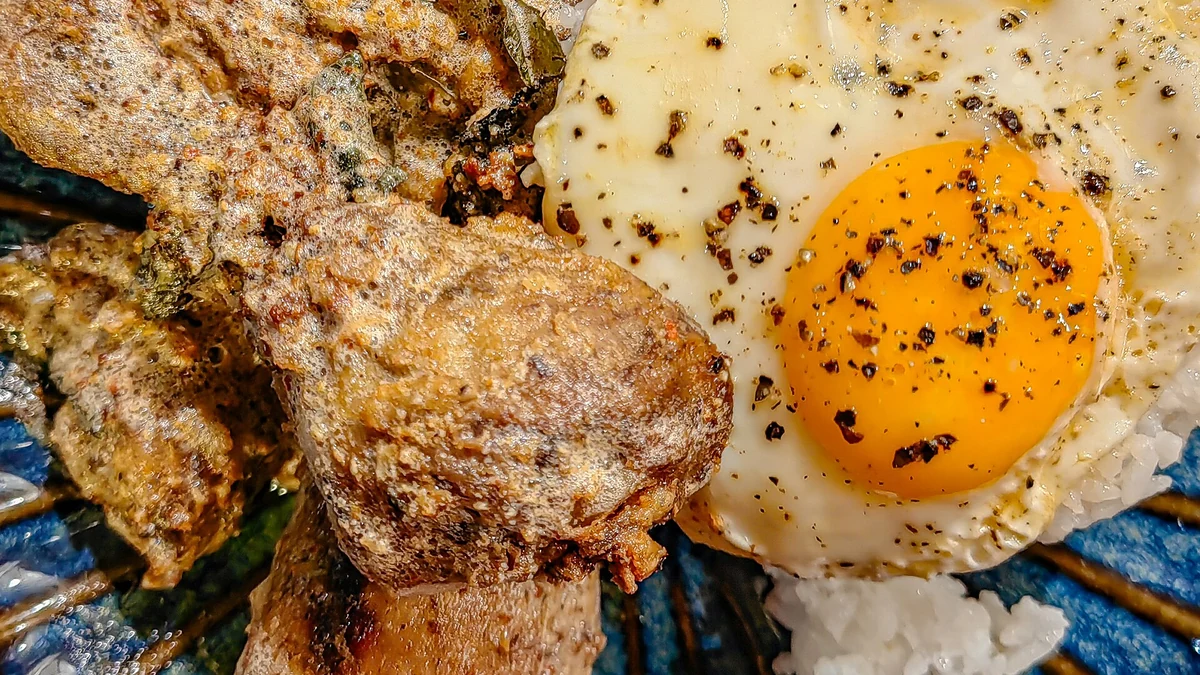 ごはんと目玉焼きを合わせた朝の一皿