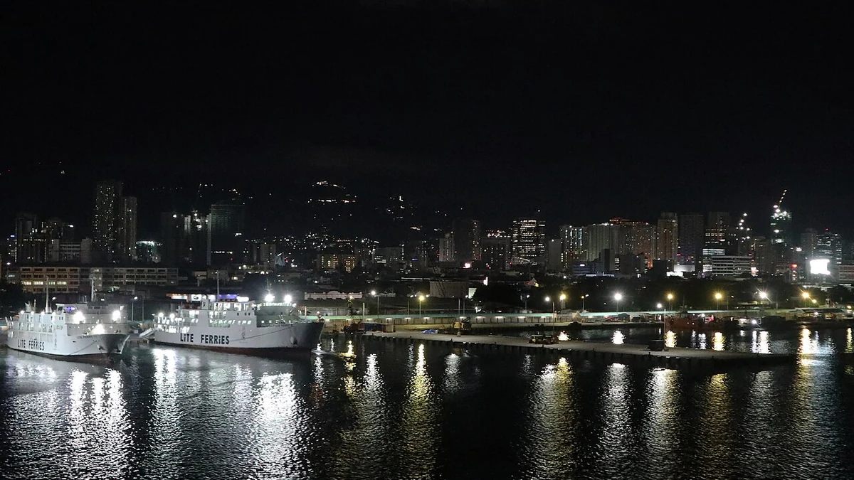 夜のピア4周辺に停泊する船と市街地の明かり