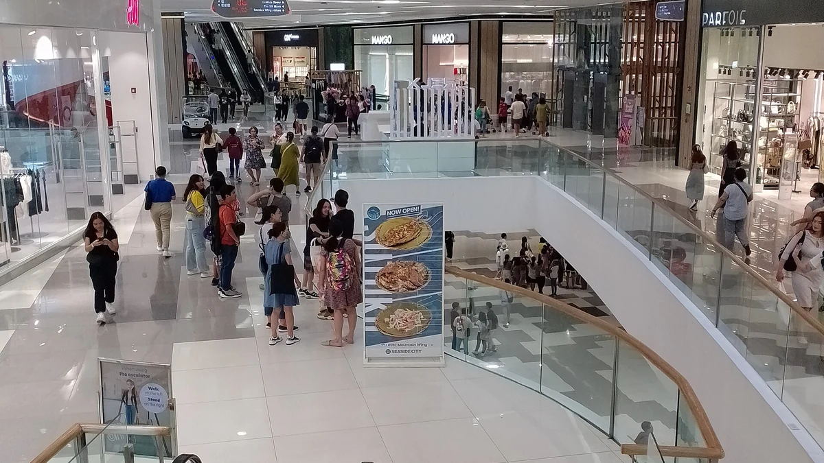 SM シーサイド・シティ・セブの吹き抜けと店舗