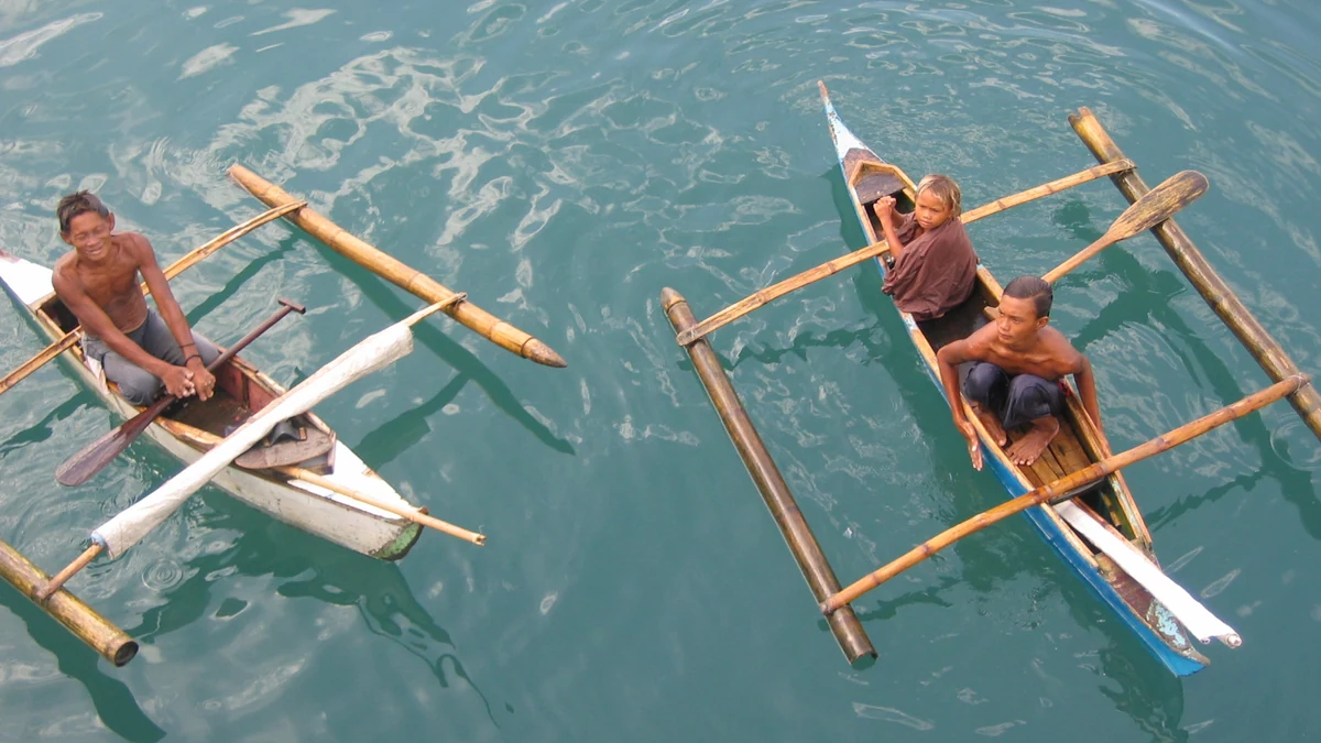 トゥビゴン港の水面に浮かぶ小型アウトリガーボート