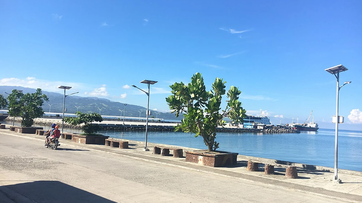 バイバイ市の港沿いの遊歩道と海岸線