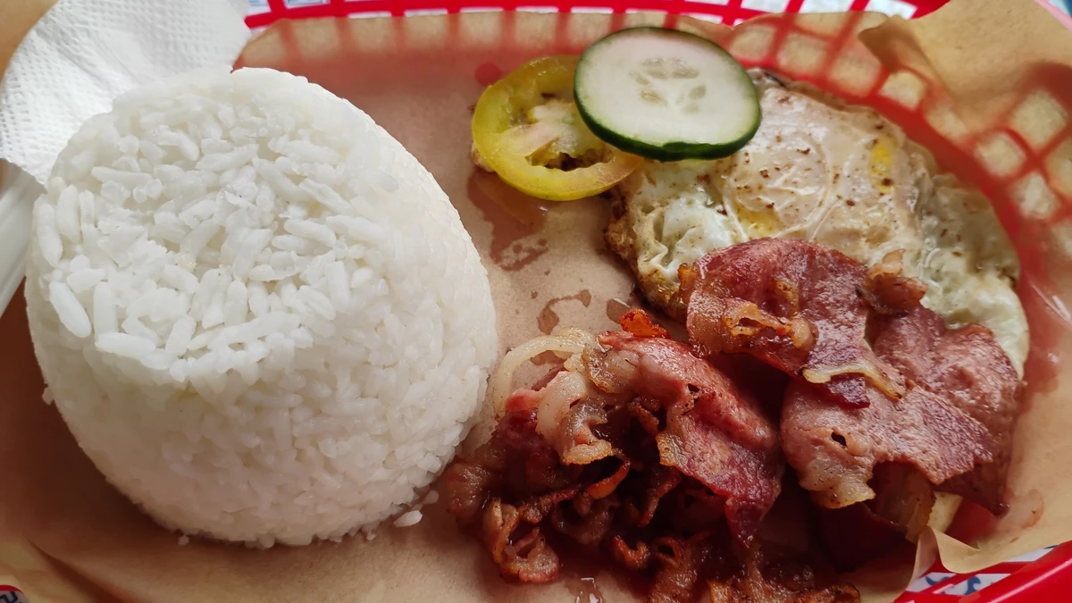 ご飯・卵・肉を組み合わせたシログの朝食