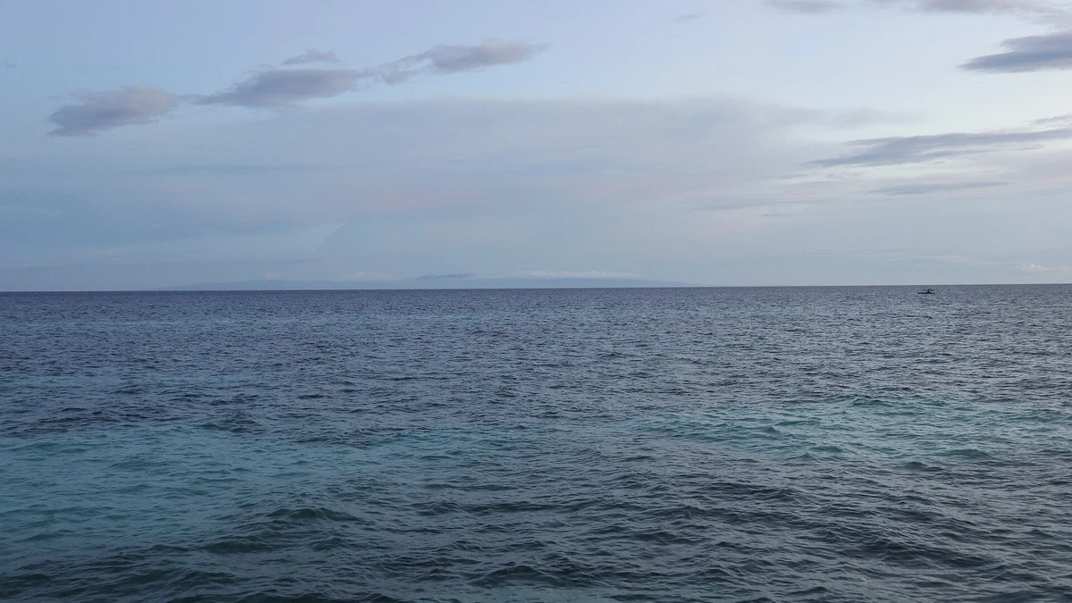 オスロブ湾の海面と沖合の景色
