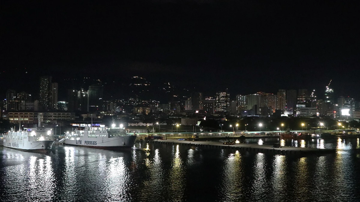ピア4から見たセブ港の夜景と停泊する船