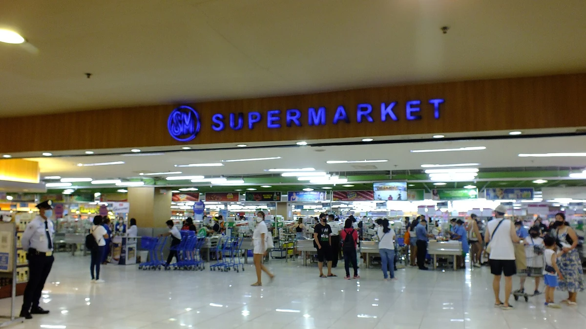 買い物客でにぎわうスーパーマーケットの店内