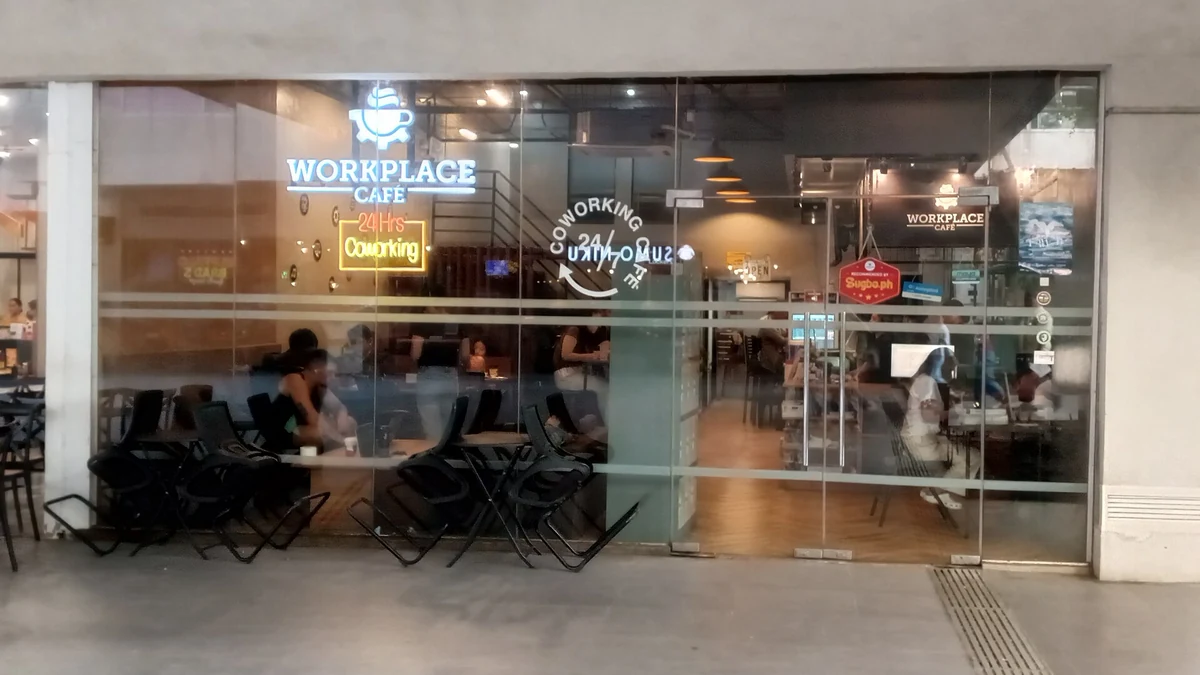 ガラス張りのコワーキングカフェの店頭