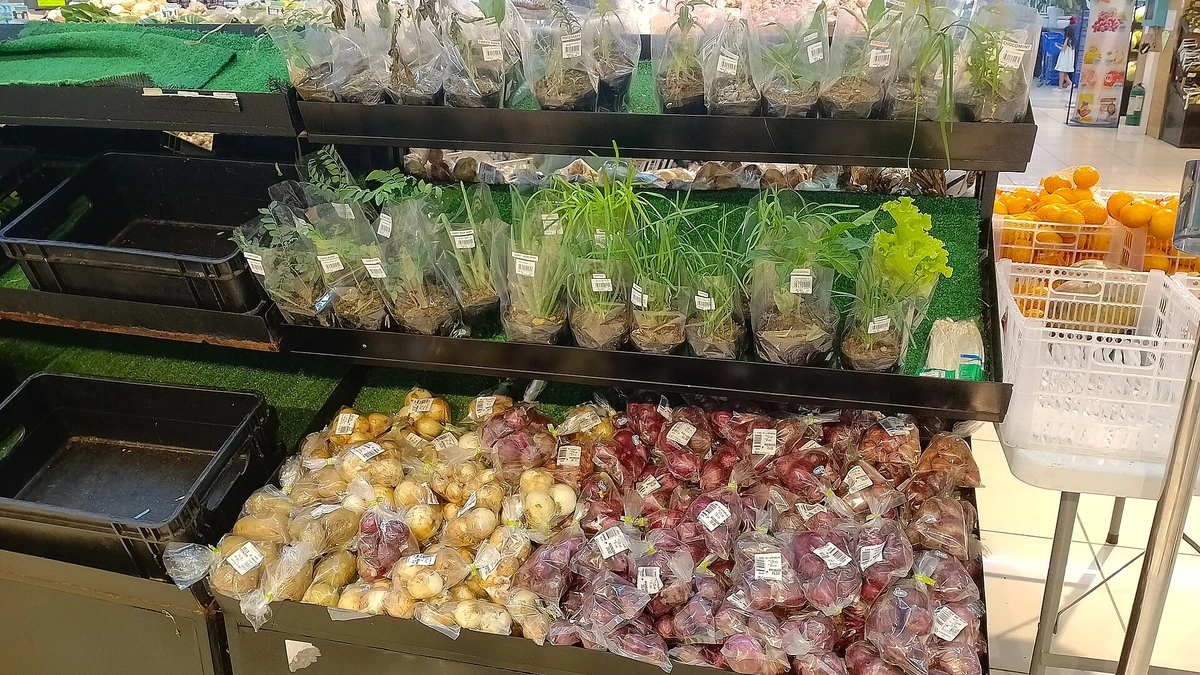 袋詰めの野菜が並ぶスーパーの売り場