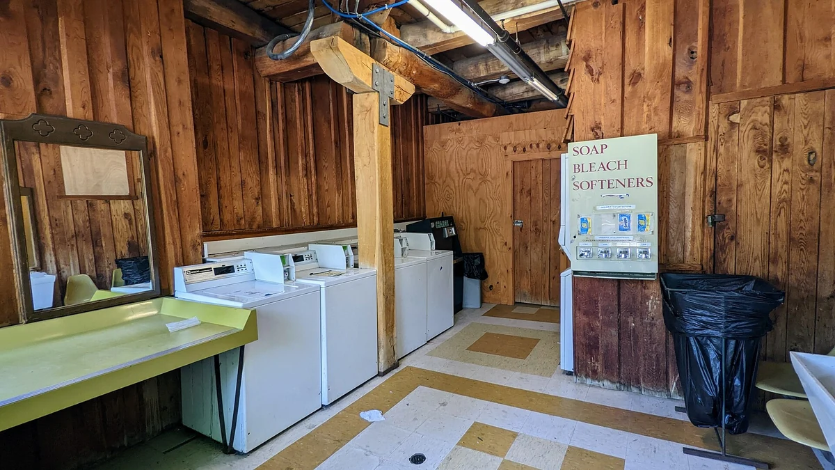 2週間からLaundryを使うと服を減らせます。kgとLoad、Minimum、Wash・Dry・Fold、受取時間、Delivery、距離を総額で比べるのが要点です。