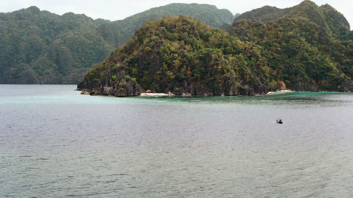 コロンの島々と穏やかな海