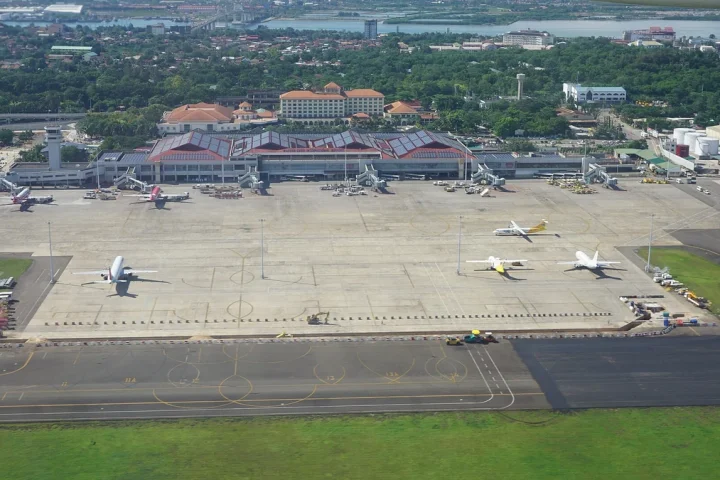 上空から見たマクタン・セブ国際空港のターミナルと駐機場