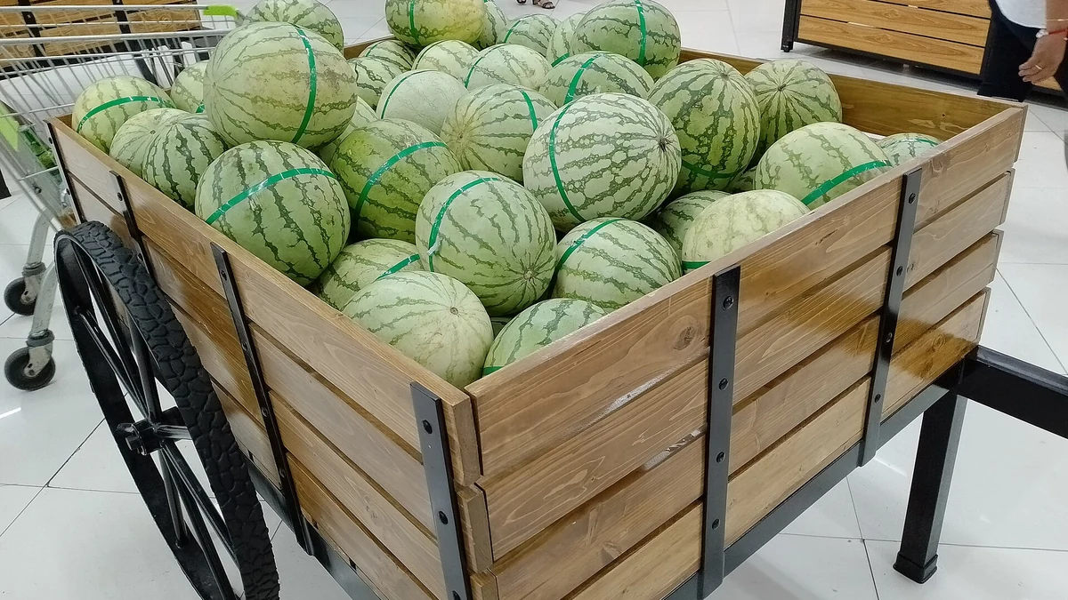 木製ワゴンに積まれたスイカ