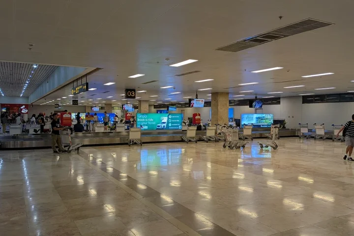 マクタン・セブ国際空港ターミナル内のカウンター前の通路