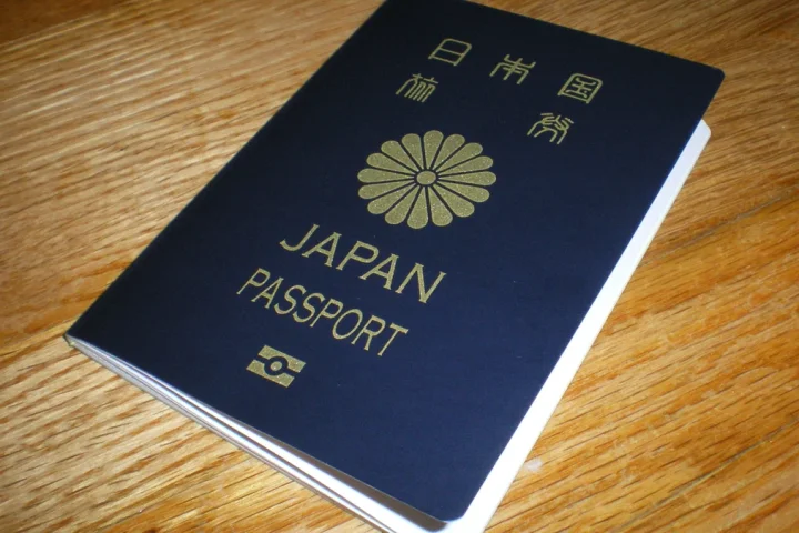 木製のテーブルに置かれた日本国旅券