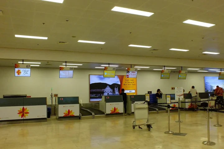 マクタン・セブ国際空港の出発ターミナルのカウンター