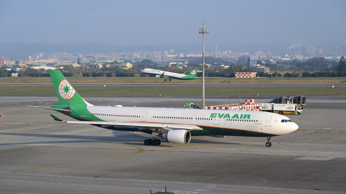 駐機するエバー航空の旅客機