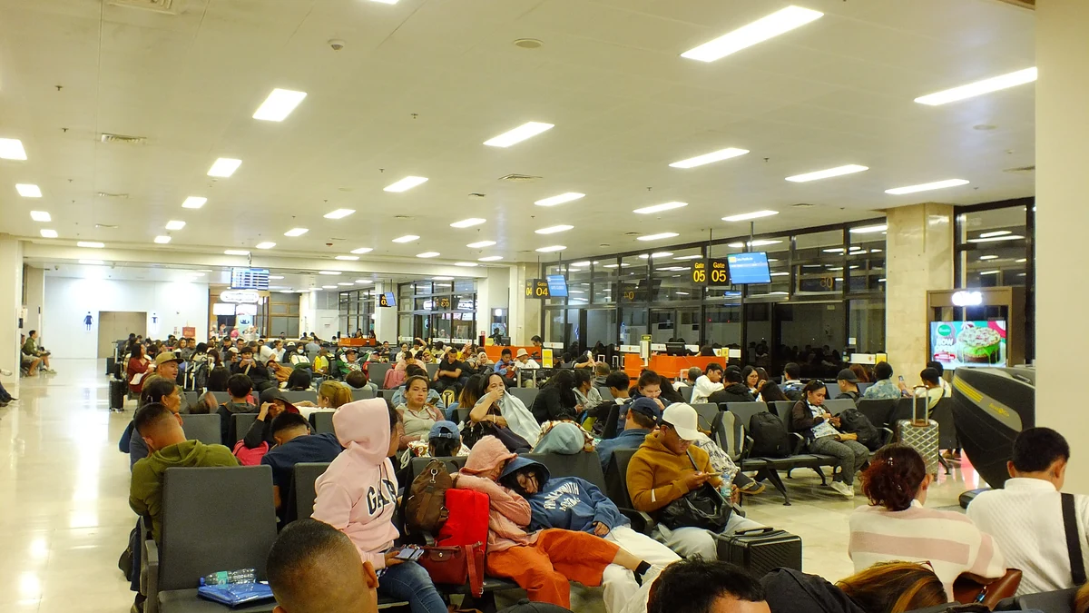 マクタン・セブ国際空港の到着ロビーで待つ人たち