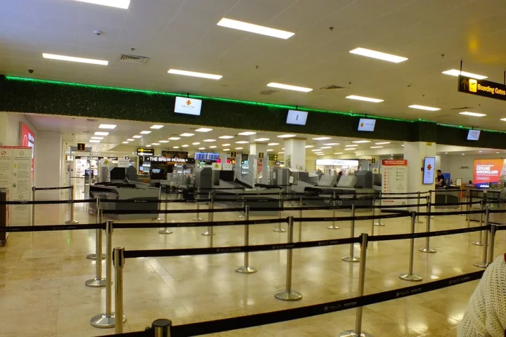 マクタン・セブ国際空港のチェックインカウンターと列整理のベルト