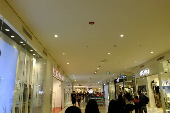 モール内の通路と並ぶ店舗