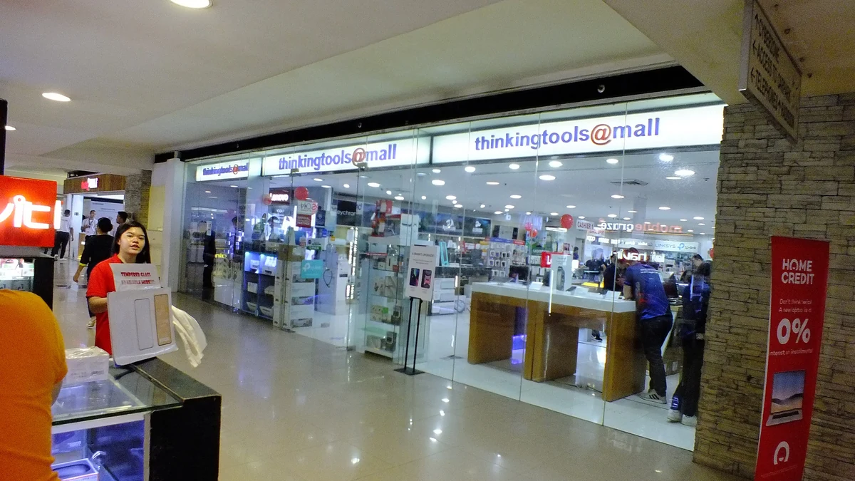モール内のパソコン販売店の店頭