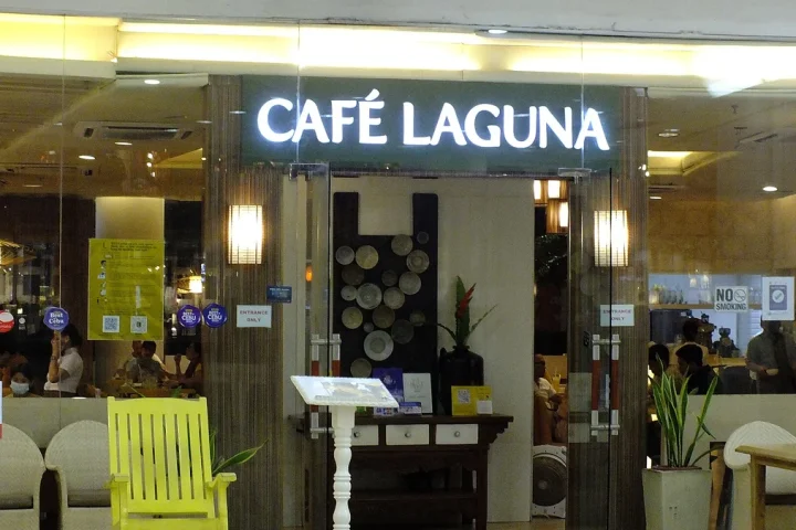 「CAFÉ LAGUNA」の店頭と通路沿いの椅子