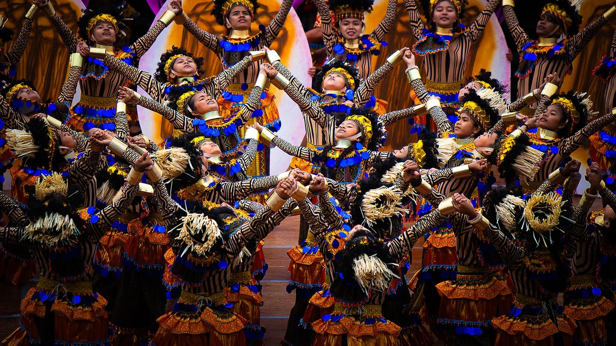 シヌログで演奏と踊りを披露する参加者